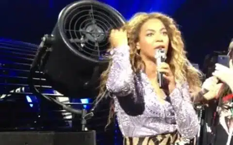 Beyoncé's Hair Got Caught In A Fan At A 2013 Concert, But She Kept Singing And Dancing While Security Freed Her.