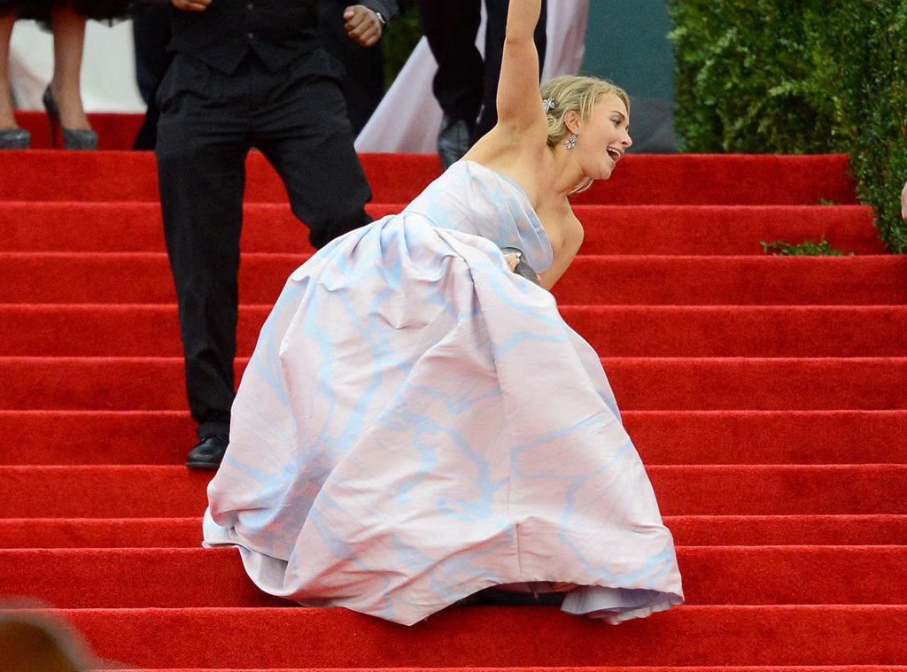 On The Red Carpet Stairs, Hayden Panettiere Took A Fall