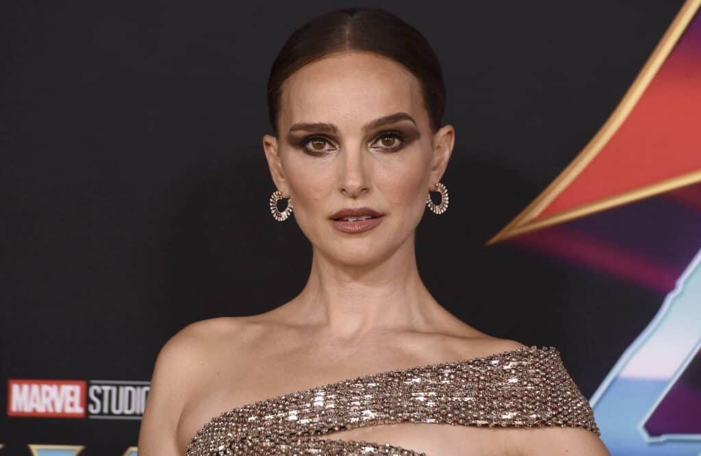 The Eyeshadow Of Natalie Portman Is Uneven